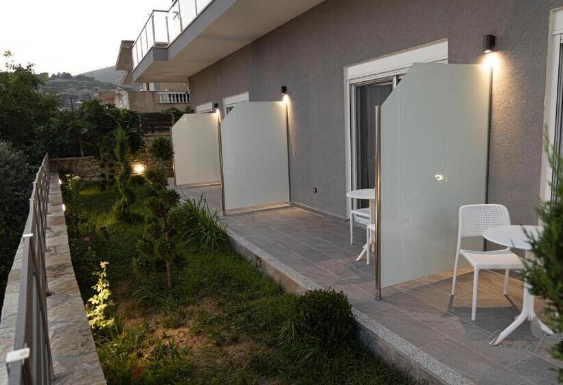 سوییت جونیور با چشم‌انداز دریا, Angel Saranda Palace