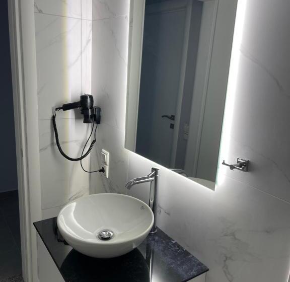 اتاق چهار تخته با دستشویی مشترک, Angel Saranda Palace