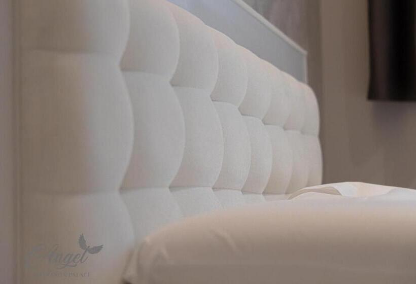 سوییت جونیور با چشم‌انداز دریا, Angel Saranda Palace