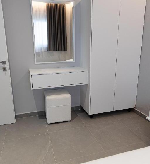 سوییت جونیور با چشم‌انداز دریا, Angel Saranda Palace