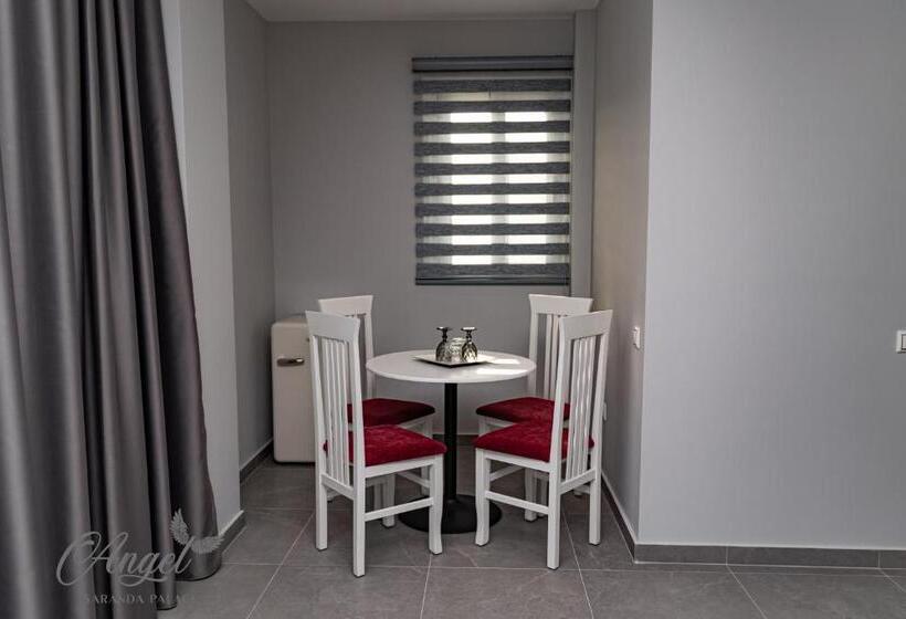 سوییت جونیور با چشم‌انداز دریا, Angel Saranda Palace