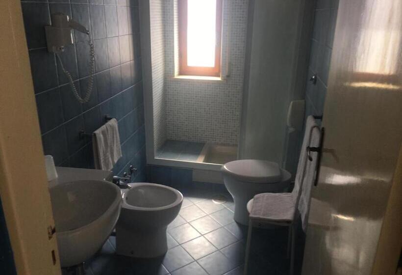 اتاق ساده سه نفره, Dei Focesi