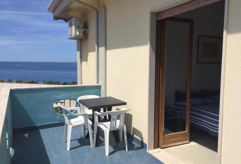 اتاق ساده سه نفره, Dei Focesi