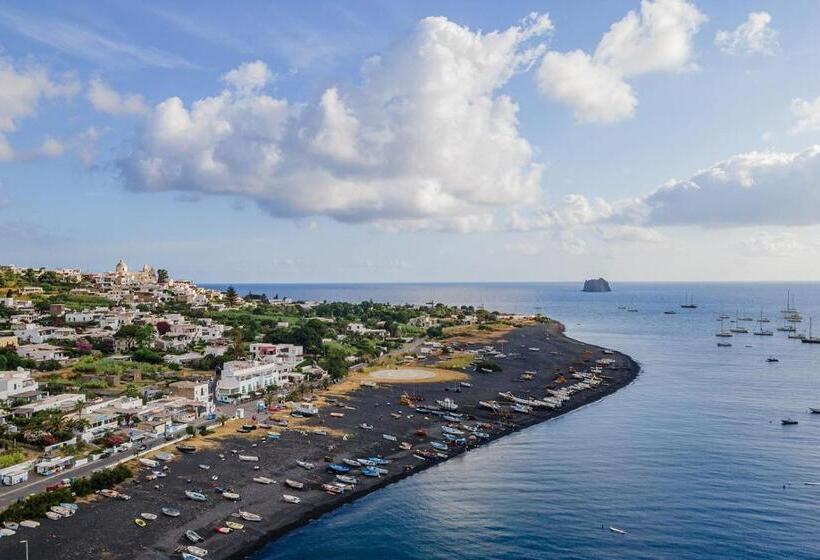 סוויטת דלוקס נוף לים, Stromboli Suite Apartment With Terrace Volcano & Sea View