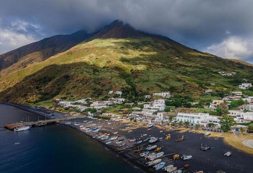 Люкс Deluxe Вид на Море, Stromboli Suite Apartment With Terrace Volcano & Sea View