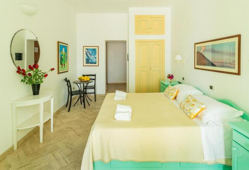 Люкс Deluxe Вид на Море, Stromboli Suite Apartment With Terrace Volcano & Sea View