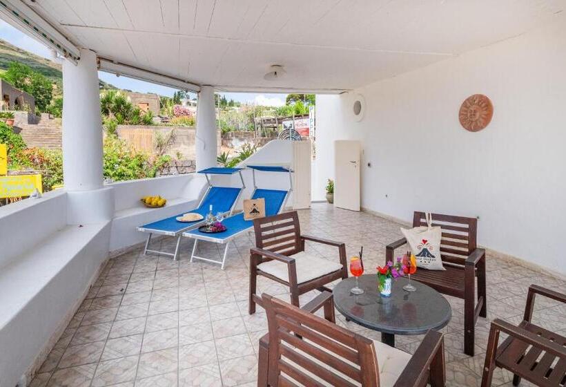 סוויטת דלוקס נוף לים, Stromboli Suite Apartment With Terrace Volcano & Sea View