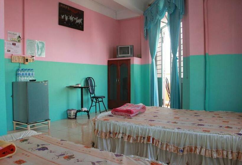 اتاق استاندارد چهارنفره با بالکن, Huỳnh Hương Guesthouse