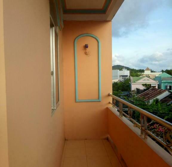 اتاق استاندارد چهارنفره با بالکن, Huỳnh Hương Guesthouse