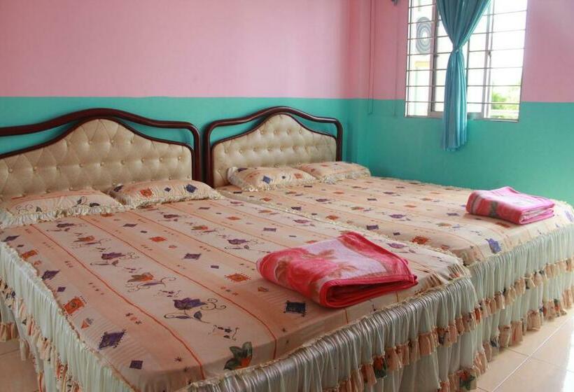 اتاق استاندارد چهارنفره با بالکن, Huỳnh Hương Guesthouse