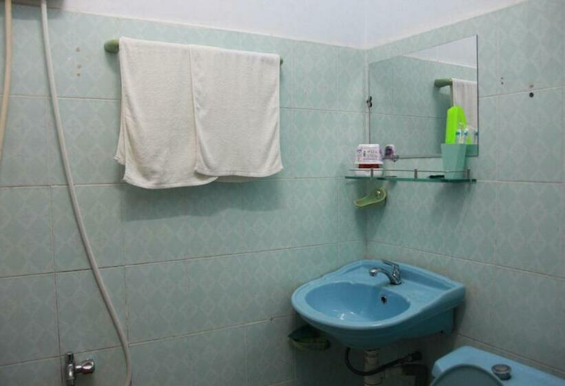 اتاق استاندارد چهارنفره با بالکن, Huỳnh Hương Guesthouse