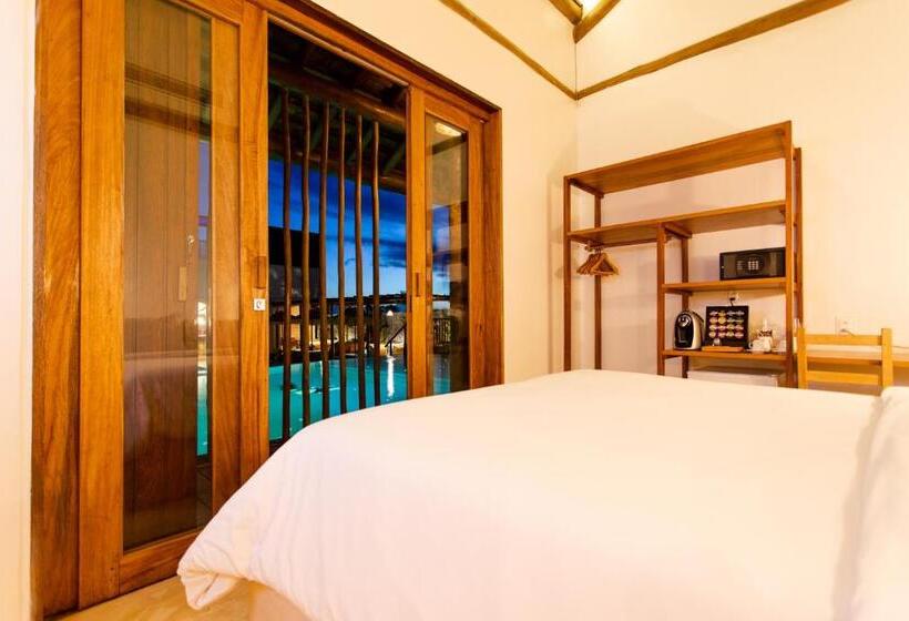 جناح مطلّ علي حمام السباحة, Cafe Jeri