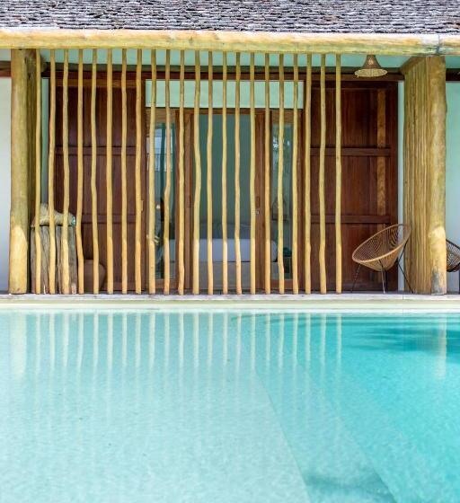 جناح مطلّ علي حمام السباحة, Cafe Jeri