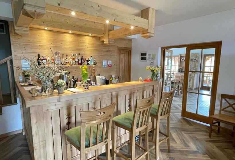 Дом 1 Спальня, Pensiunea Coronita