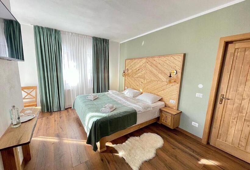 Дом 1 Спальня, Pensiunea Coronita