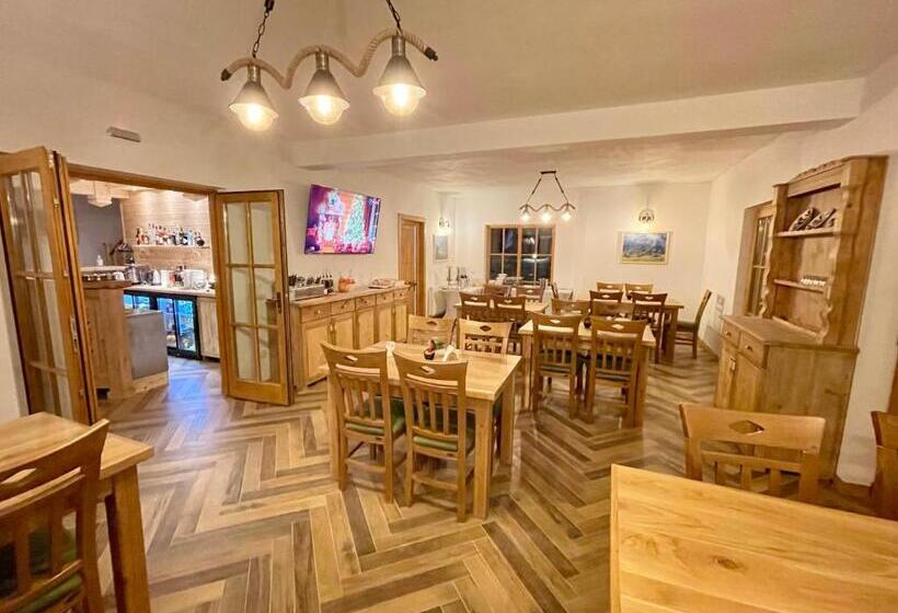 Дом 1 Спальня, Pensiunea Coronita