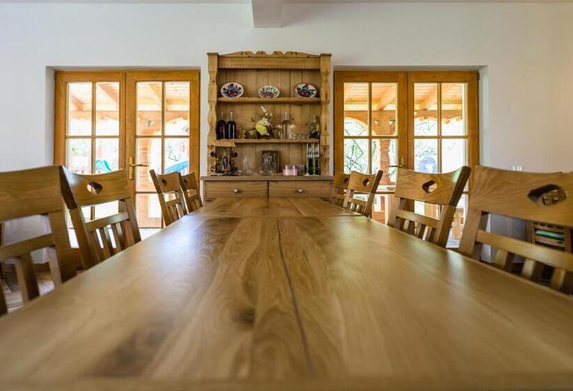 Дом 1 Спальня, Pensiunea Coronita