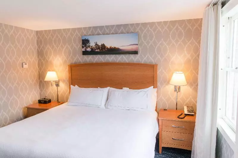 キングサイズベッドのスイートルーム, Capitol Plaza Hotel Montpelier Tapestry Collection By Hilton