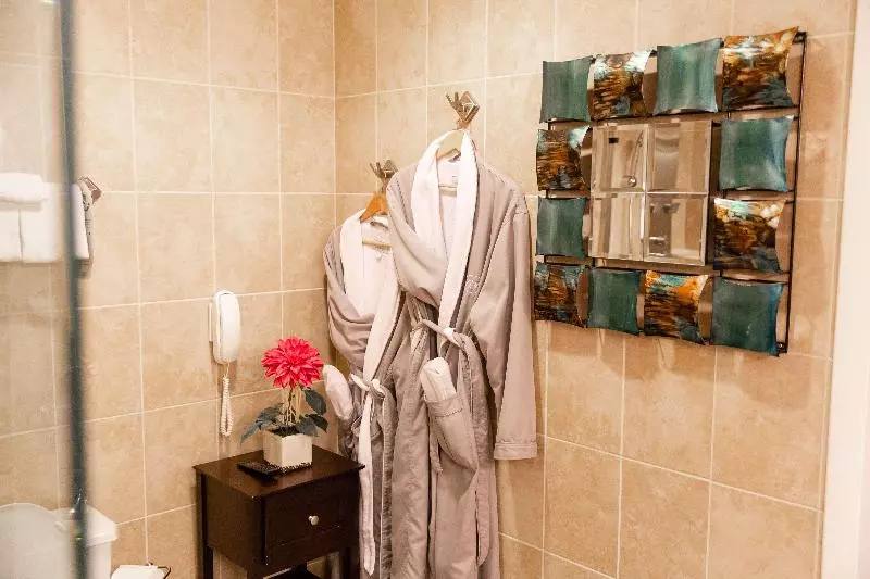 キングサイズベッドのスイートルーム, Capitol Plaza Hotel Montpelier Tapestry Collection By Hilton