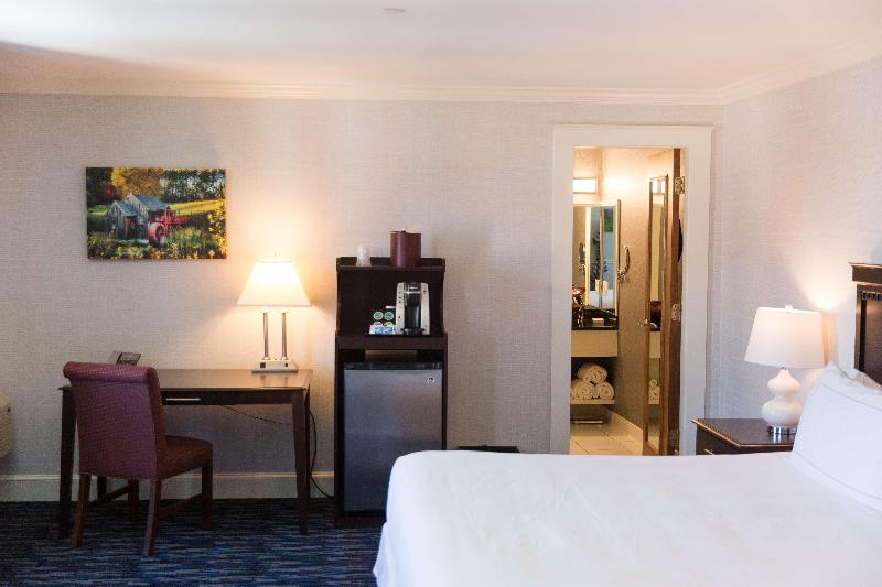 غرفة ديلوكس سرير كينج, Capitol Plaza Hotel Montpelier Tapestry Collection By Hilton