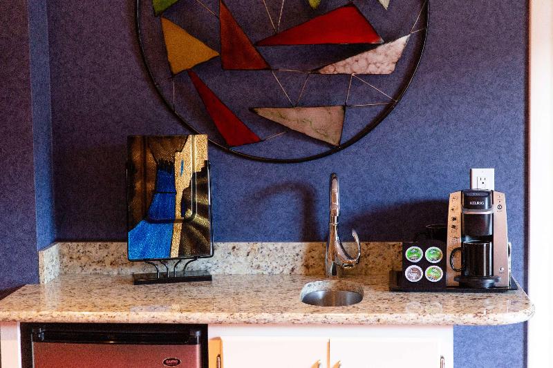 جناح سرير كينج, Capitol Plaza Hotel Montpelier Tapestry Collection By Hilton