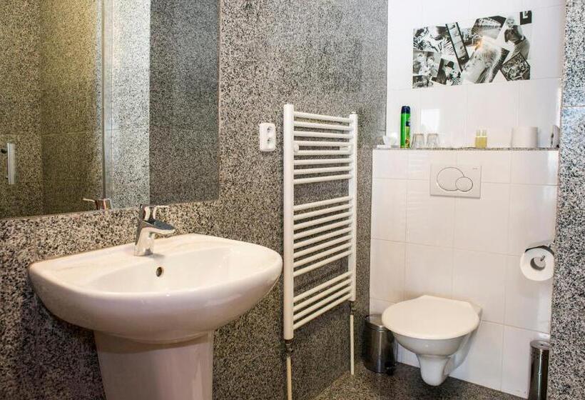 Standard Szoba, Film