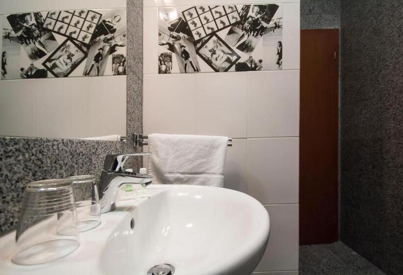 Standard Szoba, Film