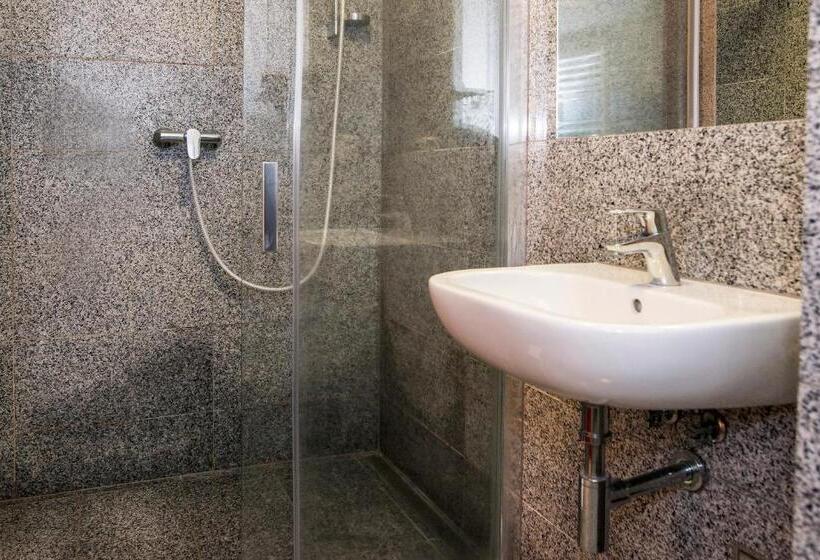 Standard Egyágyas Szoba, Film