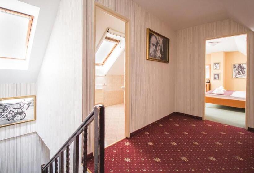 Négyágyas Standard Szoba, Film