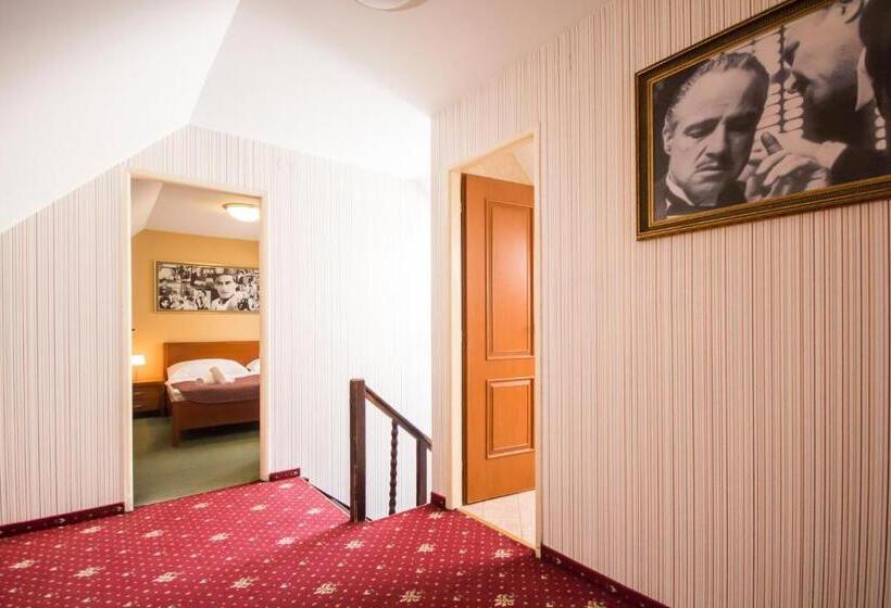 Négyágyas Standard Szoba, Film