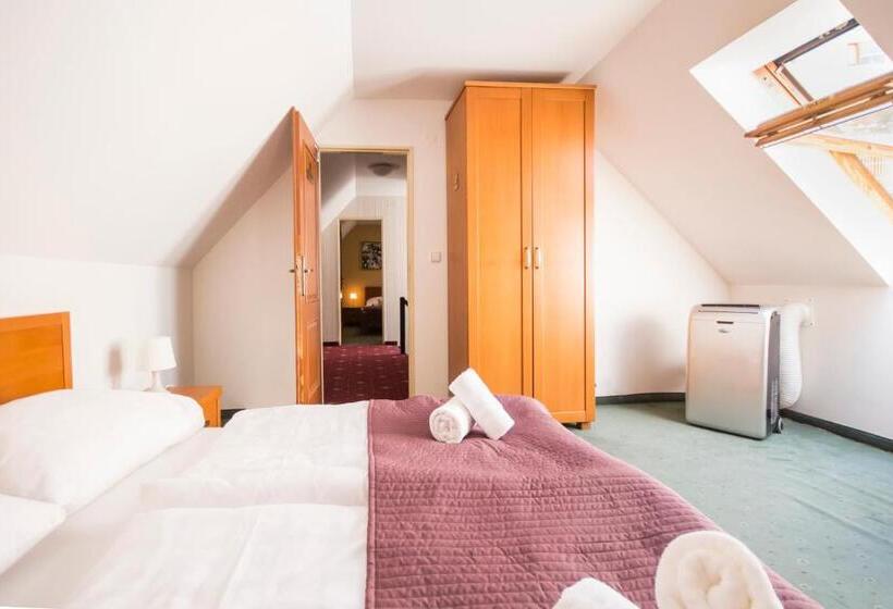 Négyágyas Standard Szoba, Film