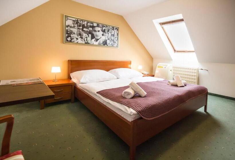 Négyágyas Standard Szoba, Film