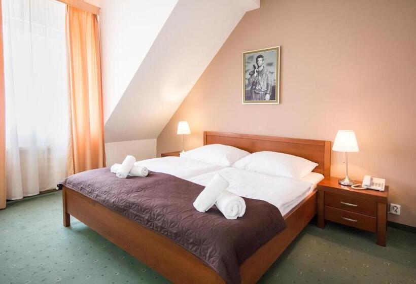 Négyágyas Standard Szoba, Film