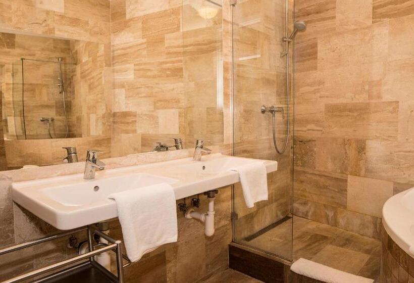 1 Szobás Apartman, Film