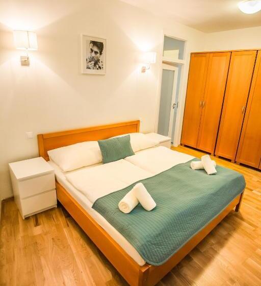 1 Szobás Apartman, Film