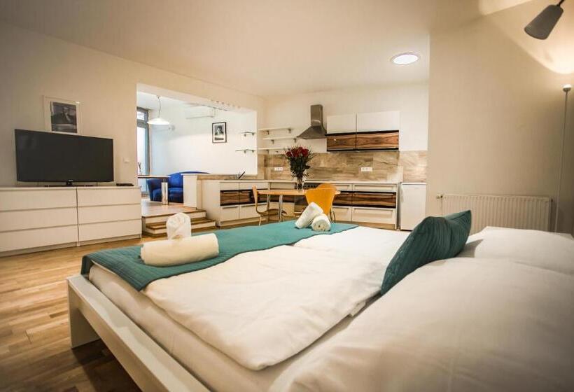 1 Szobás Apartman, Film