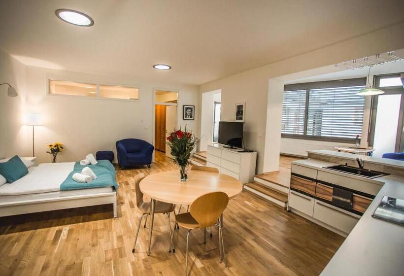 1 Szobás Apartman, Film