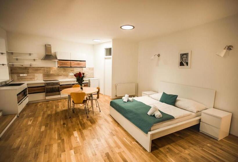 1 Szobás Apartman, Film