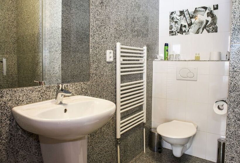 Standard Szoba, Film