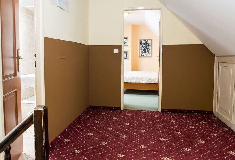 Négyágyas Standard Szoba, Film