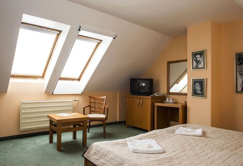 Négyágyas Standard Szoba, Film