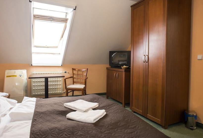 Négyágyas Standard Szoba, Film