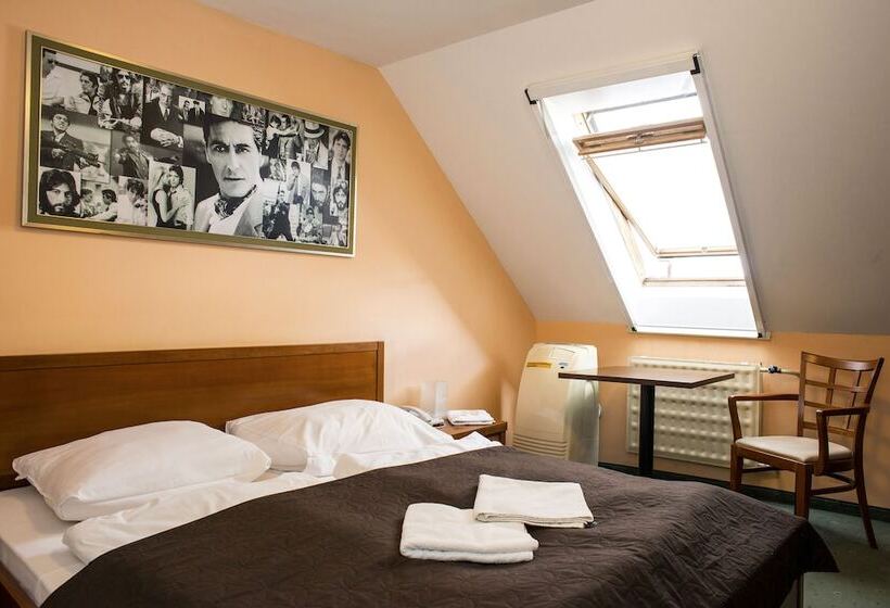 Négyágyas Standard Szoba, Film