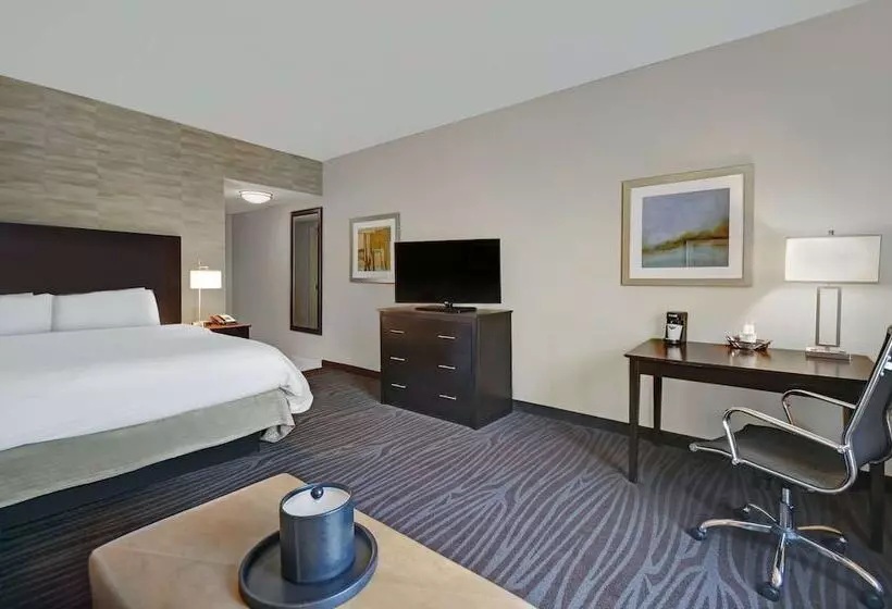 キングサイズベッドのスタンダードルーム, Hampton Inn & Suites Robbinsville