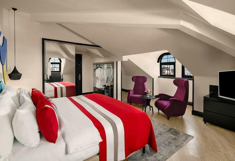 اتاق پنت هاوس, Sura Hagia Sophia