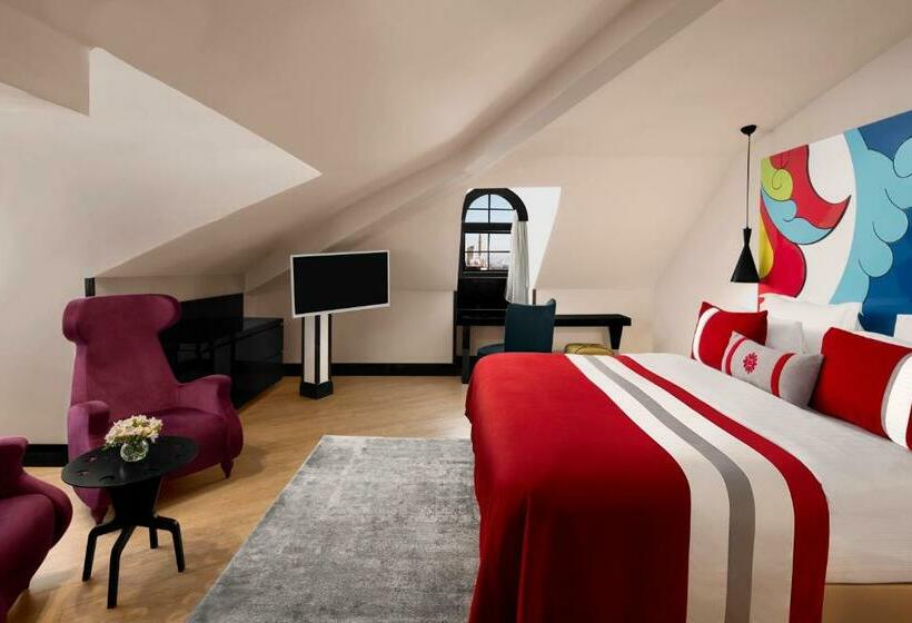 اتاق پنت هاوس, Sura Hagia Sophia