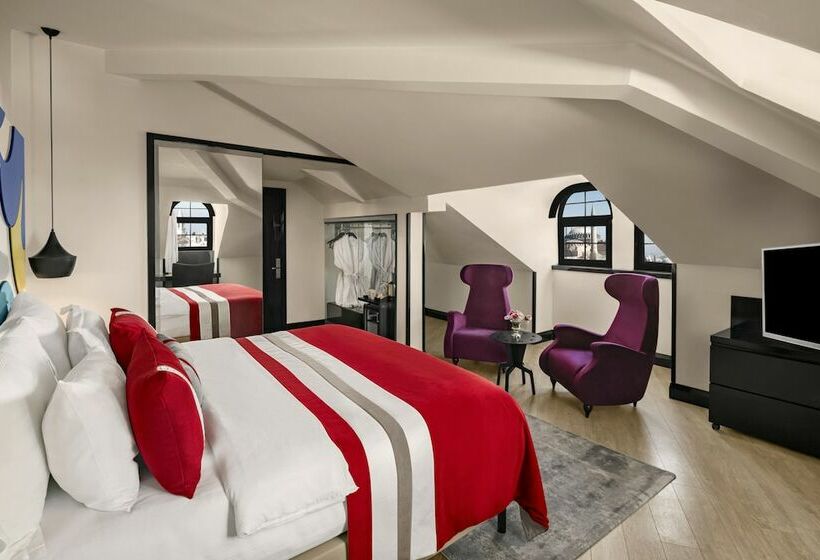 اتاق پنت هاوس, Sura Hagia Sophia