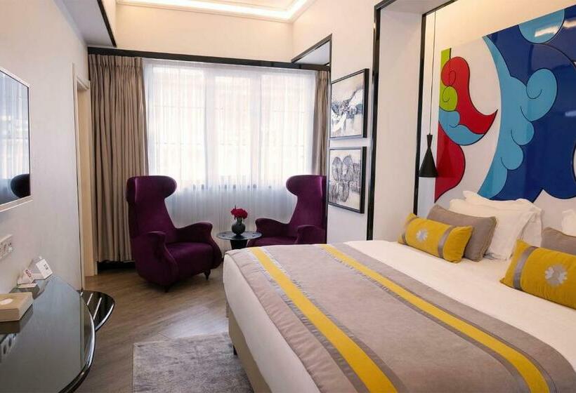 اتاق خانوادگی, Sura Hagia Sophia