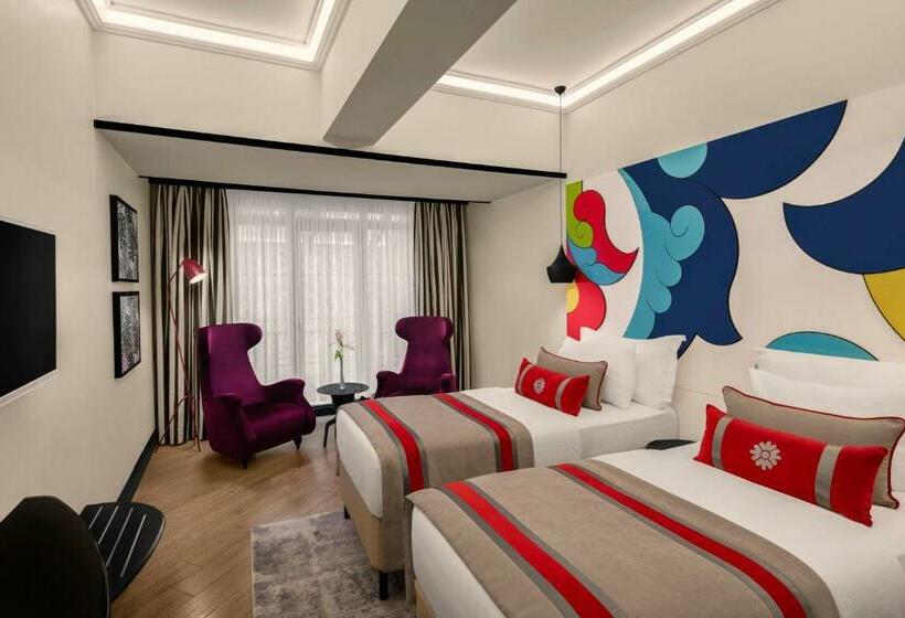 اتاق خانوادگی, Sura Hagia Sophia