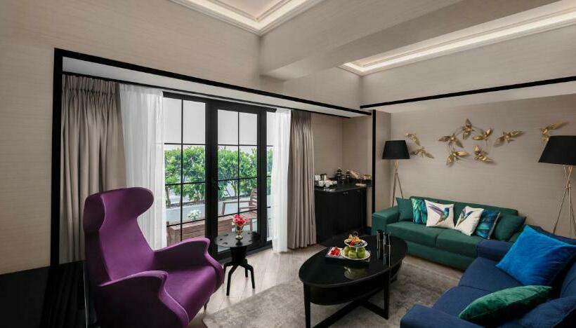 اتاق خانوادگی, Sura Hagia Sophia